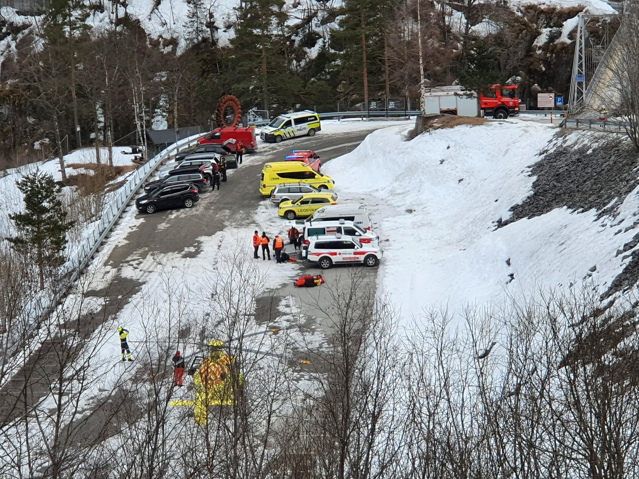 Redningspersonell deltok lørdag i søket etter en person som skal ha blitt tatt av et snøras ved Vemorkbrua utenfor Rjukan. Mannen er mandag fortsatt ikke funnet.