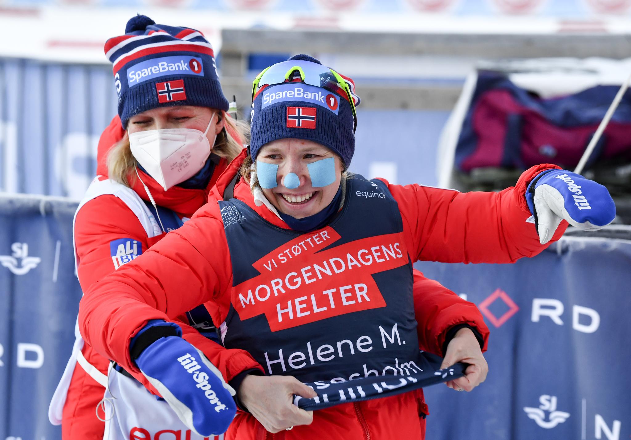 NM-GULL: Helene Marie Fossesholm tok NM-gull og bronse i Granåsen. Her etter bronsen på 15 kilometer fellesstart med skibytte. Bak tar presseansvarlig for langrennsløperne, Gro Eide, på 19-åringen sponsorvesten. 