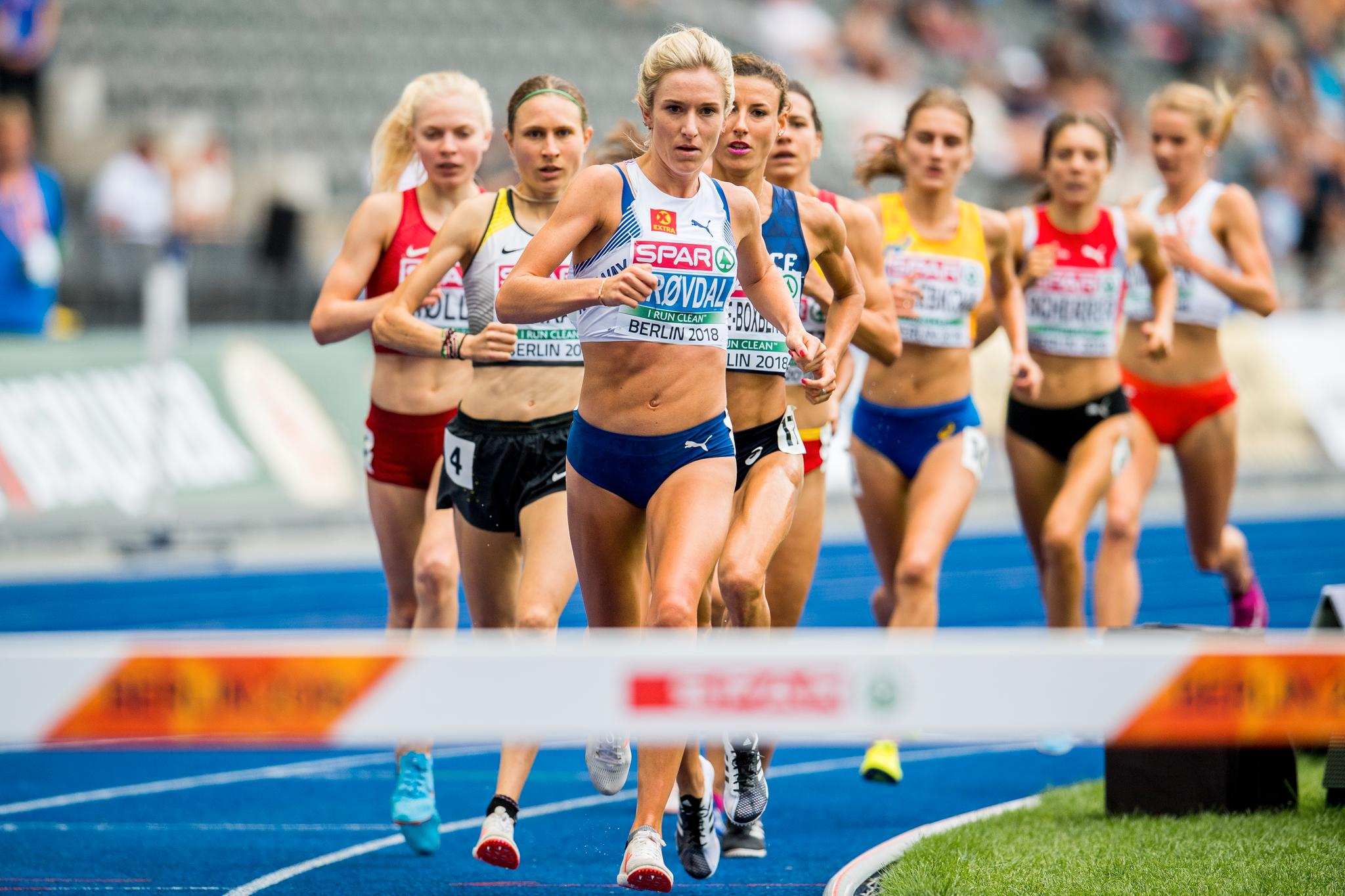 Karoline Bjerkeli Grøvdal hadde full kontroll da hun vant sitt forsøksheat på 3000 meter hinder. 
