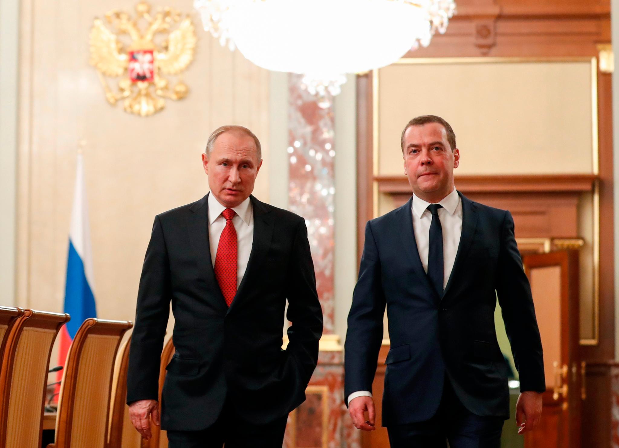 Vladimir Putin ankommer med statsminister Dmitrij Medvedev. Onsdag trakk Medvedev seg fra sin stilling. 