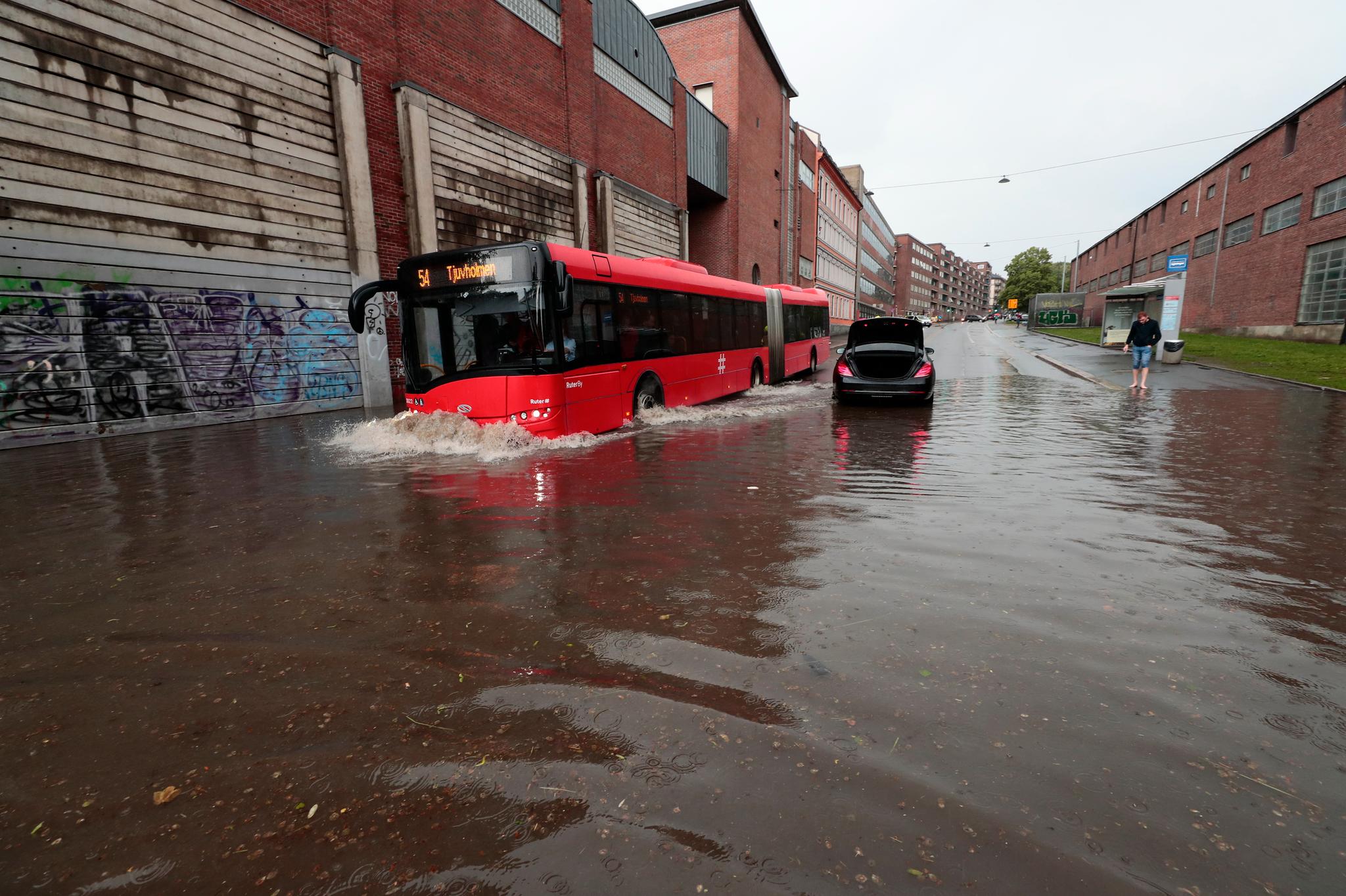 I Maridalsveien i Oslo flommet vannet inn i busser.