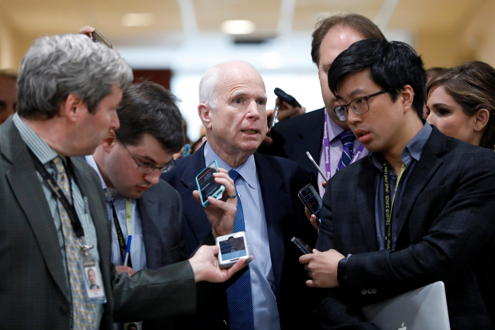 Senator John McCain snakker med reportere om konflikten i Syria. 