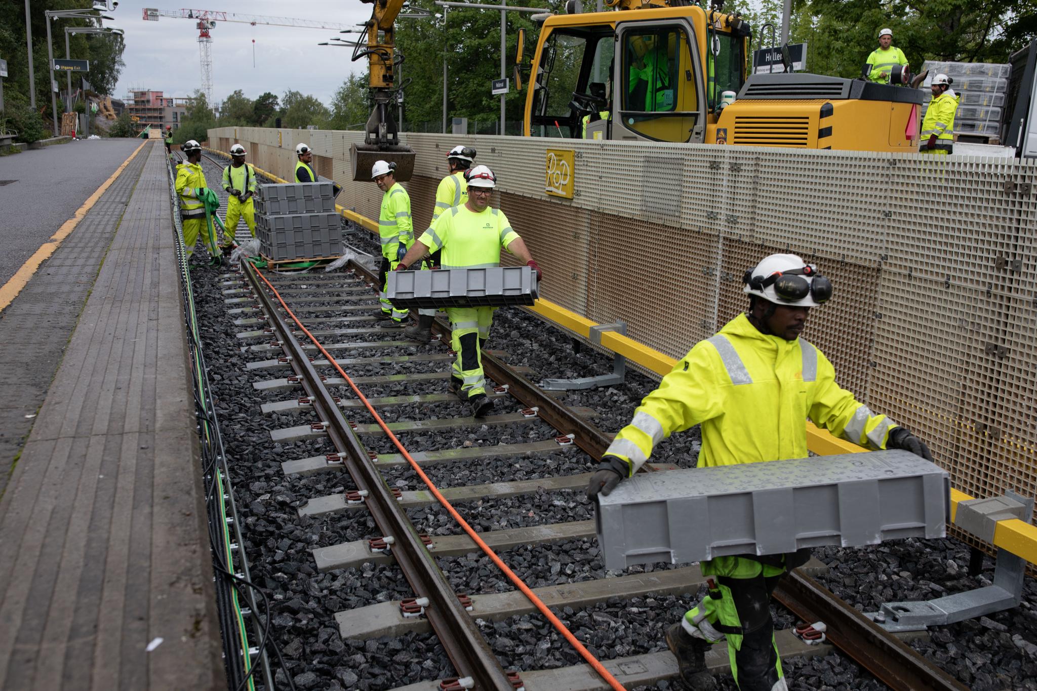 Her er noen av nærmere 100 personer som til daglig jobber for å oppgradere T-banestrekningen mellom Brynseng og Ellingsrudåsen. Her jobbes det på Hellerud T-banestasjon.