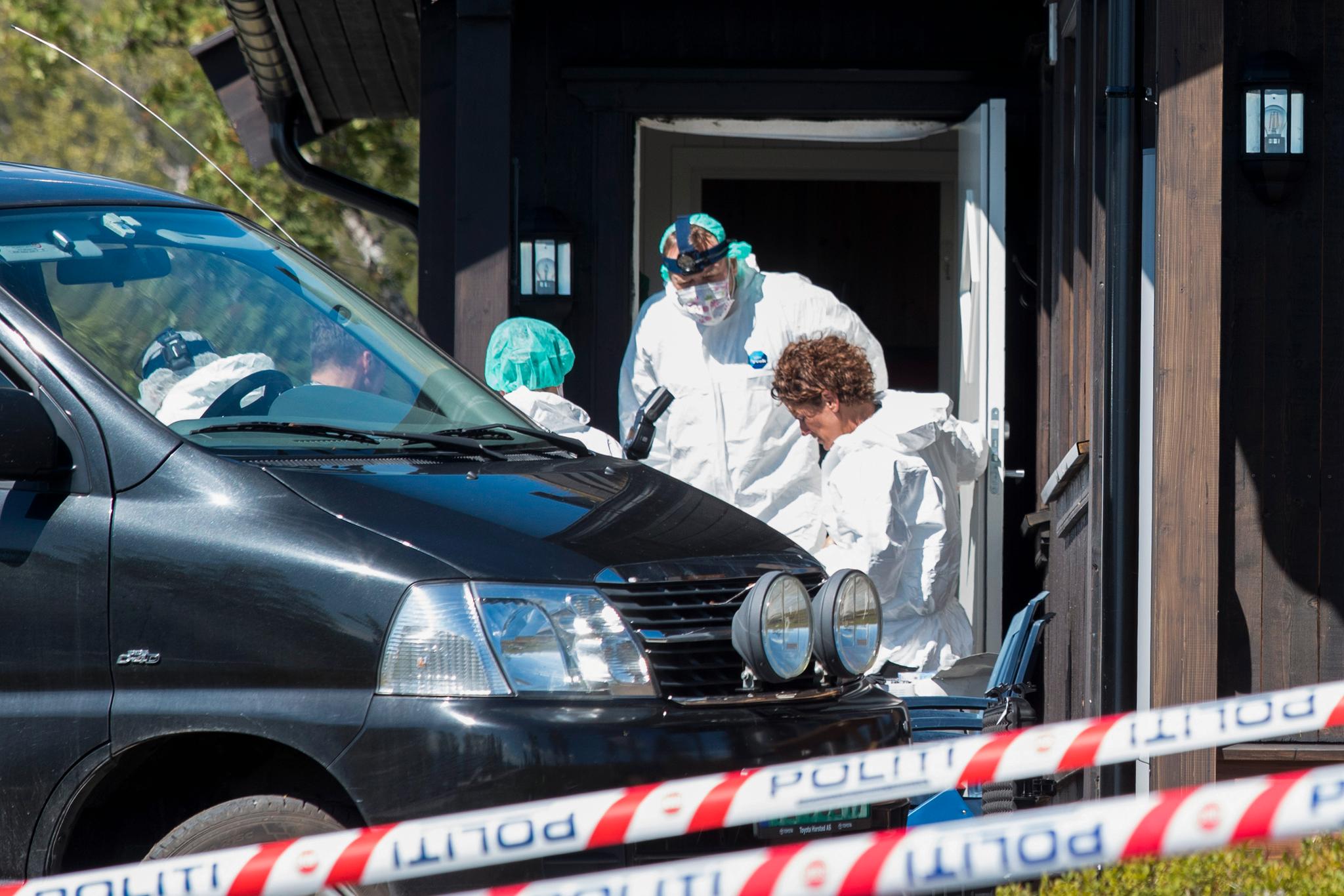 Politiet håper at avhør av omgangskretsen til den siktede og fornærmede i hyttedrapet i Flå i Buskerud vil gi svar på hvorfor kvinnen ble drept. 