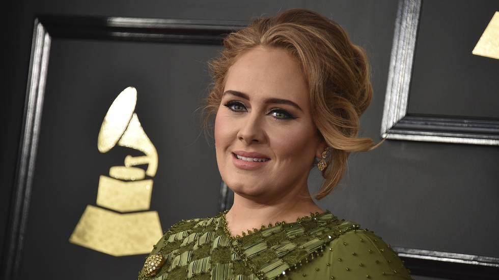Adele hinter om nytt album - og legger en vanskelig tid bak seg, skriver hun på Instagram. 