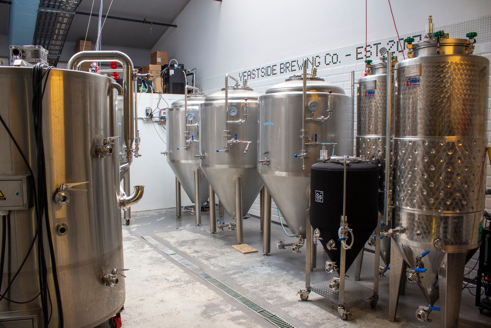 Nylig investerte bryggeriet i tre nye tanker på 500 liter. For å kunne bli lønnsomme, er investeringen nødvendig, forteller ølgründeren. 