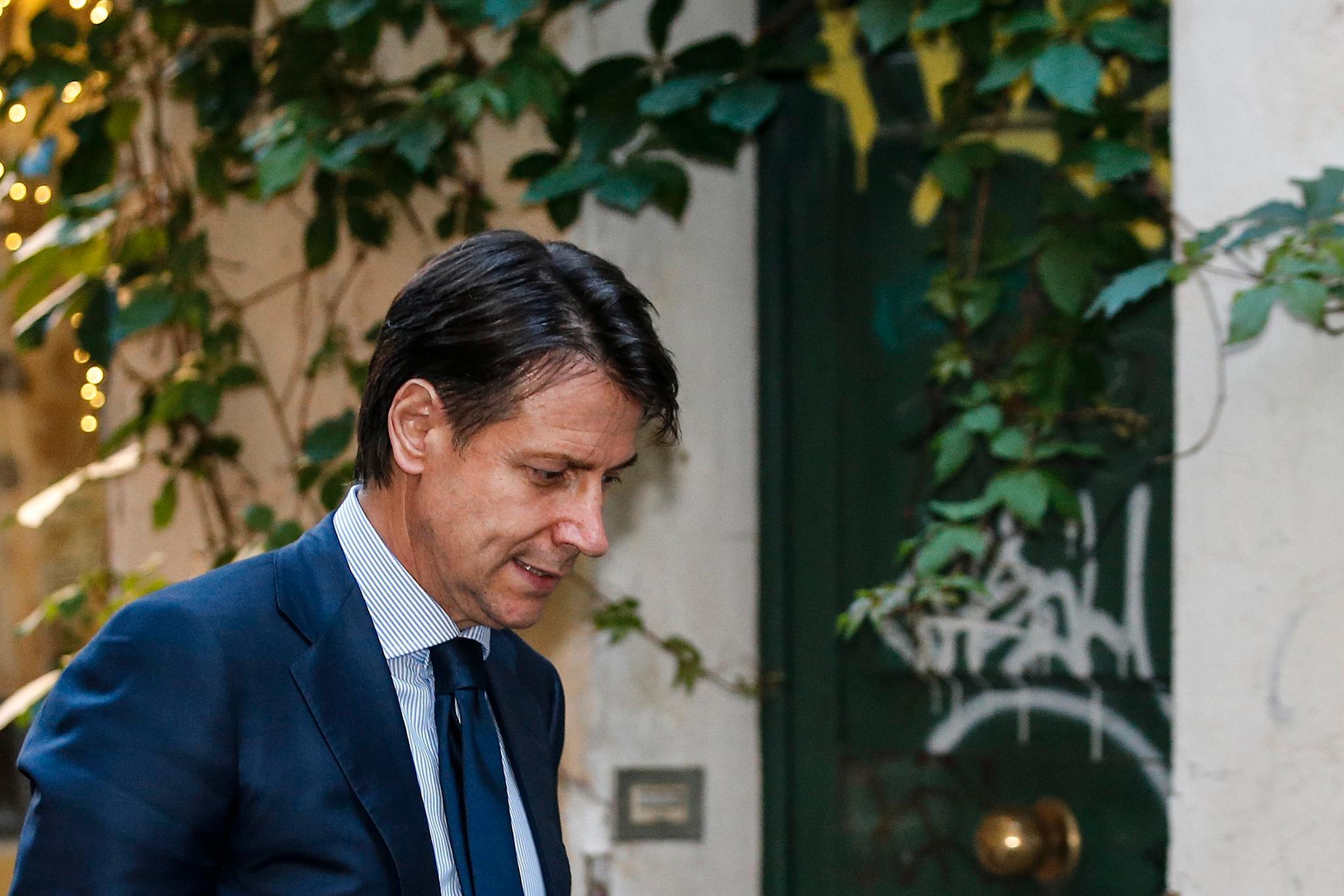 Etter et møte med Italias president Sergio Mattarella har Conte gitt fra seg sitt mandat til å danne en ny regjering. 