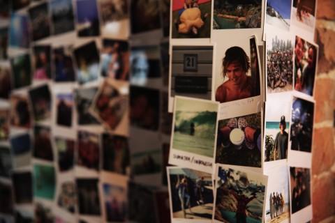POLAROID: Bilder fra både Michelle selv, vennene hennes og gjester havner på veggen inne i kafeen.