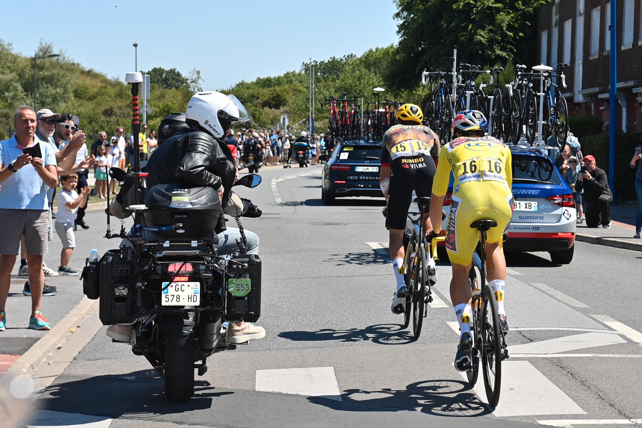 PÅ MOTORSYKKEL: Bradley Wiggins bak på motorsykkelen for Eurosport under etappe fire.