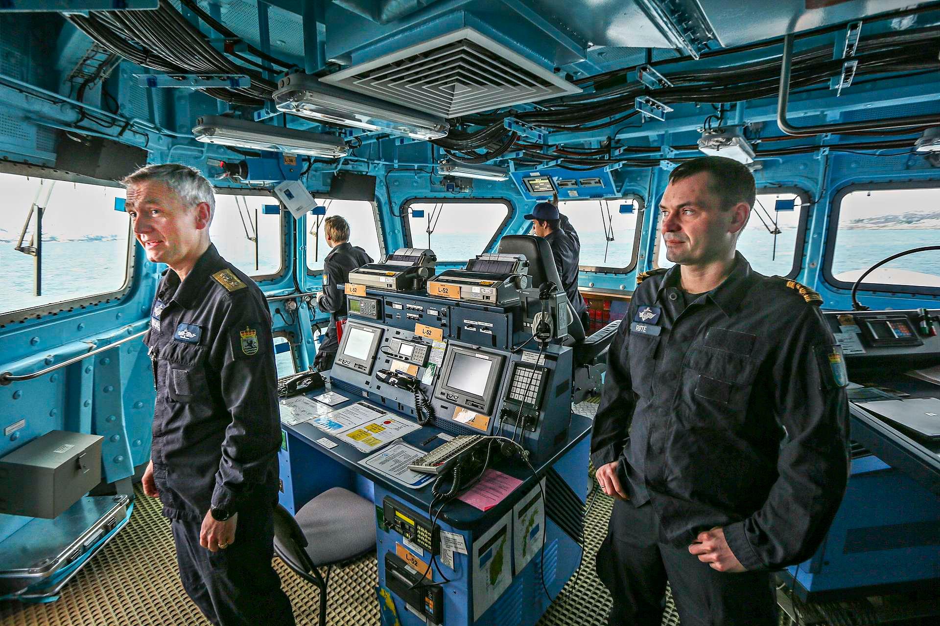 Fra en fregatt skal flaggkommandør Ole Morten Sandquist (t.v.) og skipssjef Frode Røte kunne assistere norske hærstyrker som befinner seg flere mil unna.