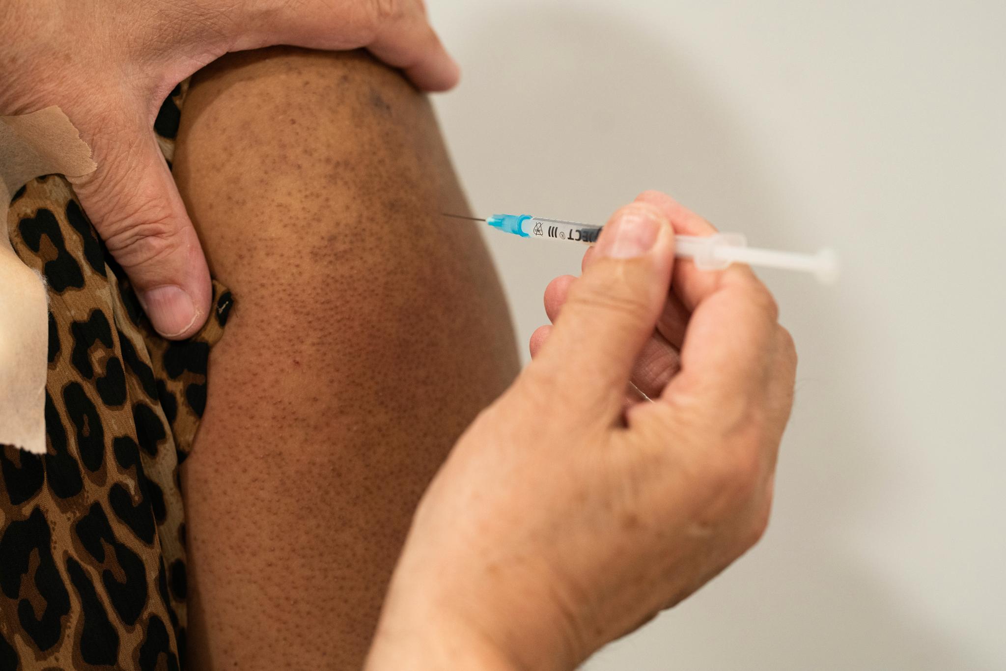 Kvinner som opplevde store blødninger etter vaksinedose én eller to, bør vurdere med legen sin om de skal ta dose tre.