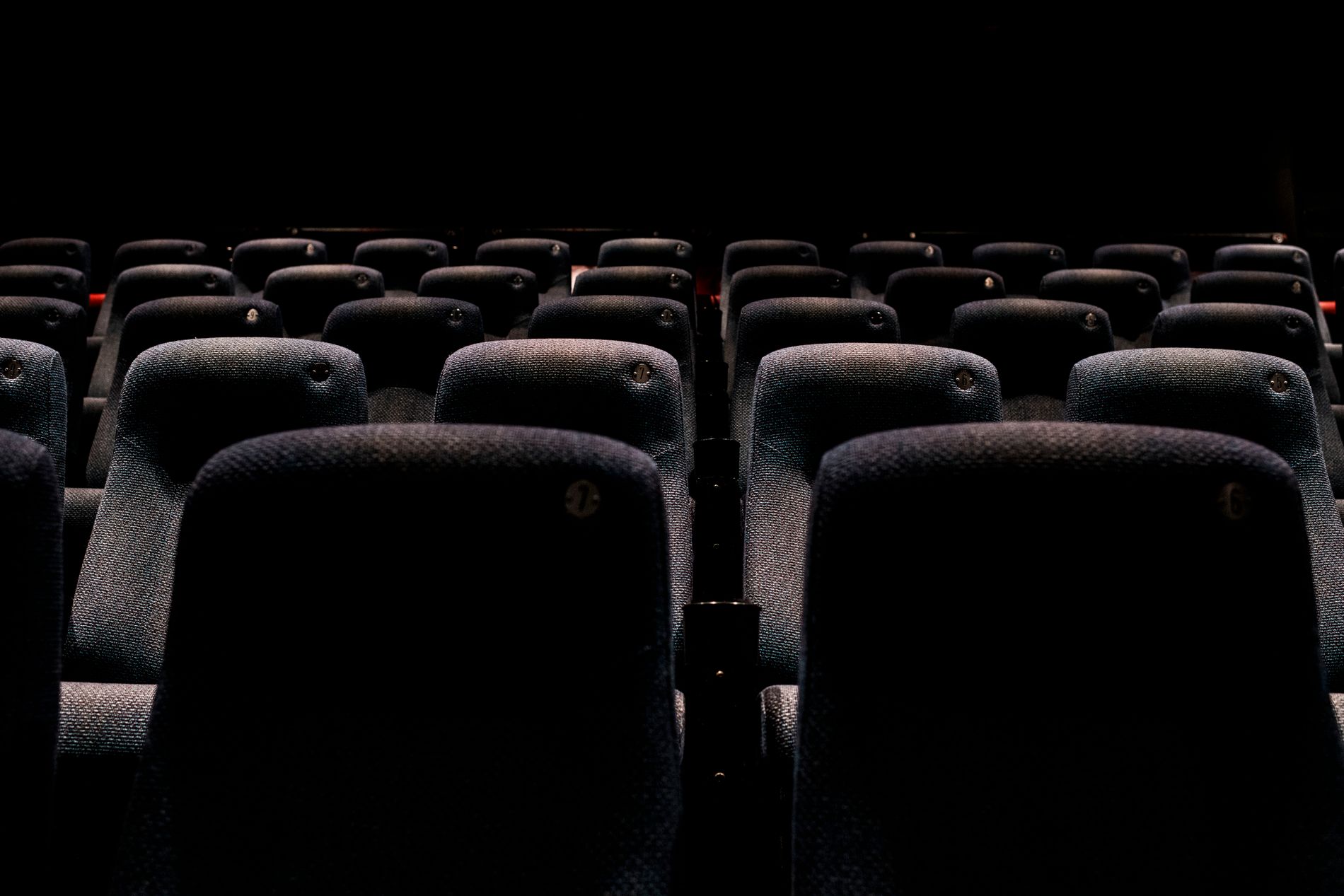 Selv om kinoene har åpnet igjen, er det ikke trangt om plassene hos kinoene landet rundt. 