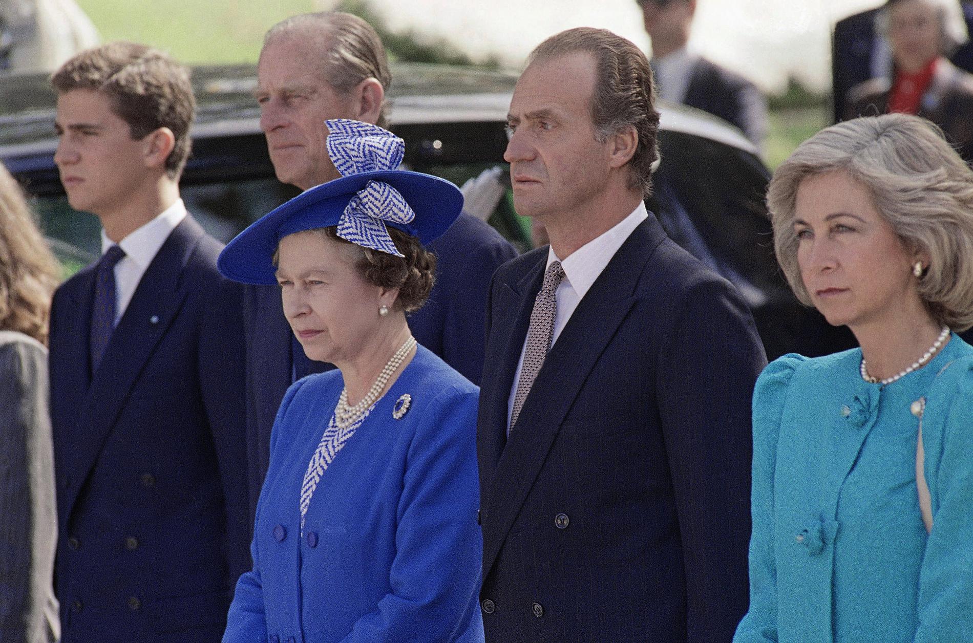 Dronning Elizabeth II (t.v.) sies å være lite begeistret for «The Crown» sin fremstilling. Nå kommer en spansk utgave – viet ekskong Juan Carlos (t.h.) av Spania. Her er de to fotografert under et statsbesøk i Spania i 1988. 