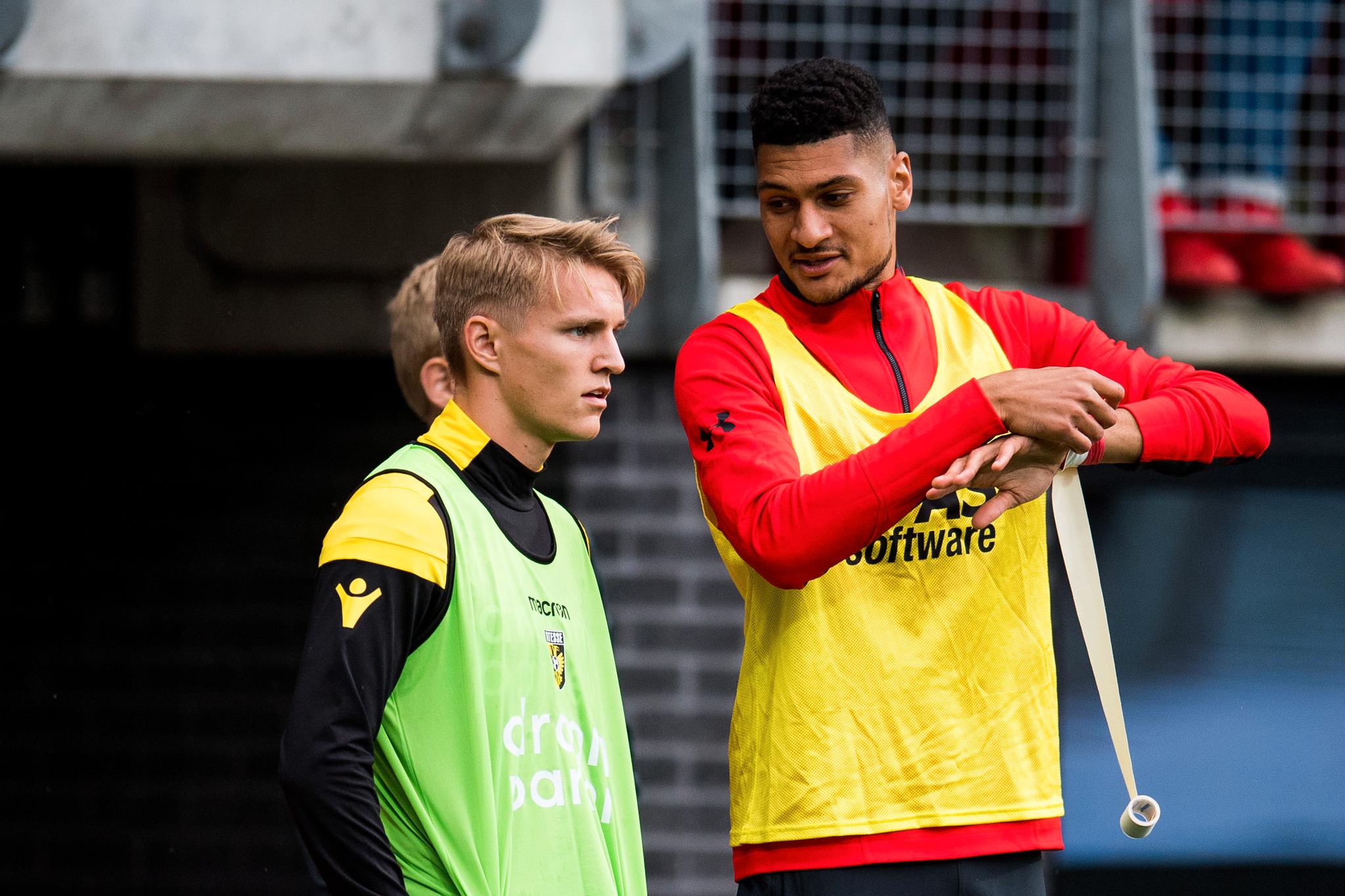 LANDSLAGSKOLLEGER: Bjørn Maars Johnsen (til høyre) varmer opp sammen med Martin Ødegaard under kampen mellom AZ og Vitesse sist helg.