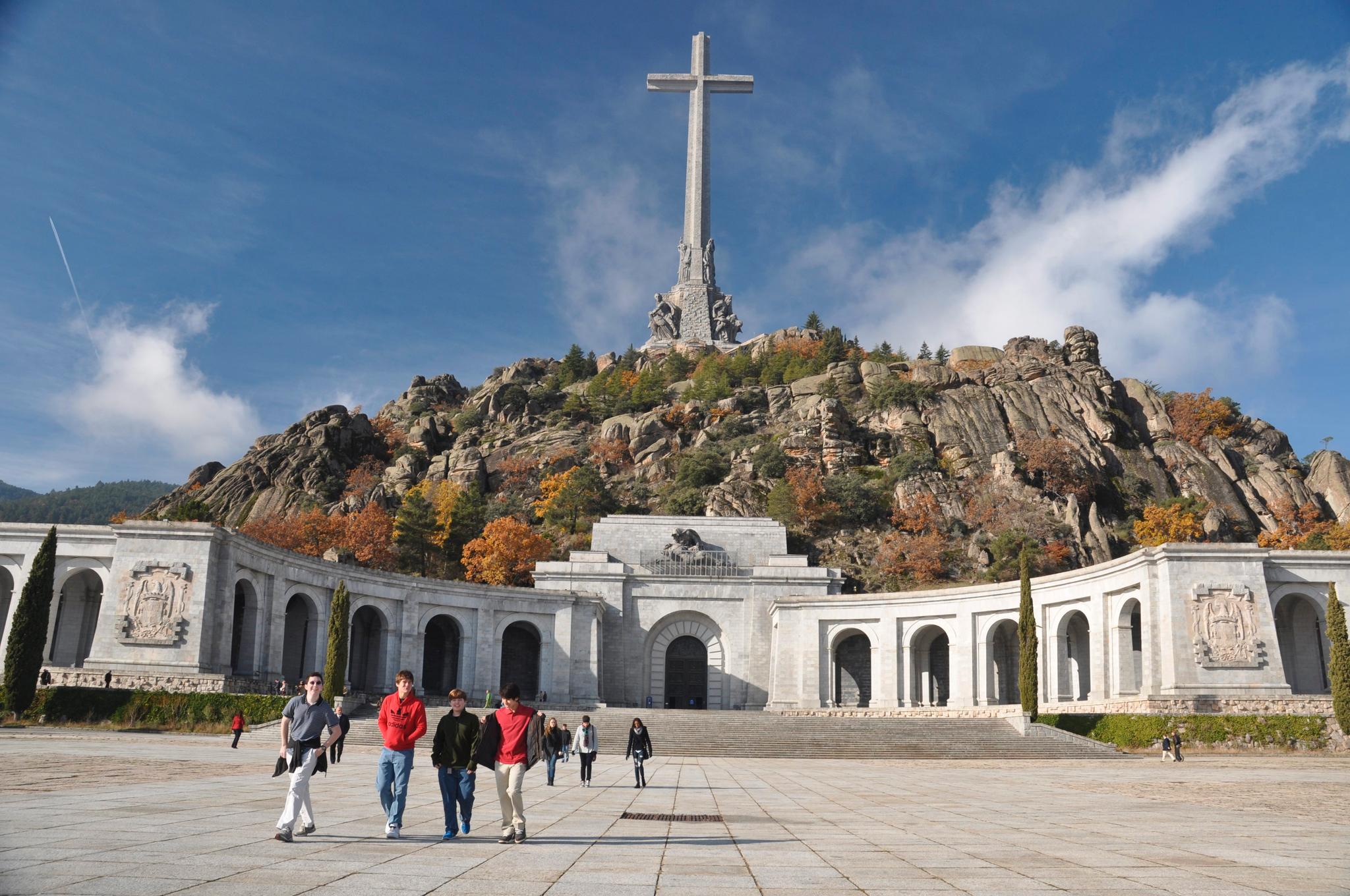 Utenfor Madrid fikk Spanias diktator Franco oppført verdens høyeste kors og sprengt ut verdens største katedral i fjellet under.