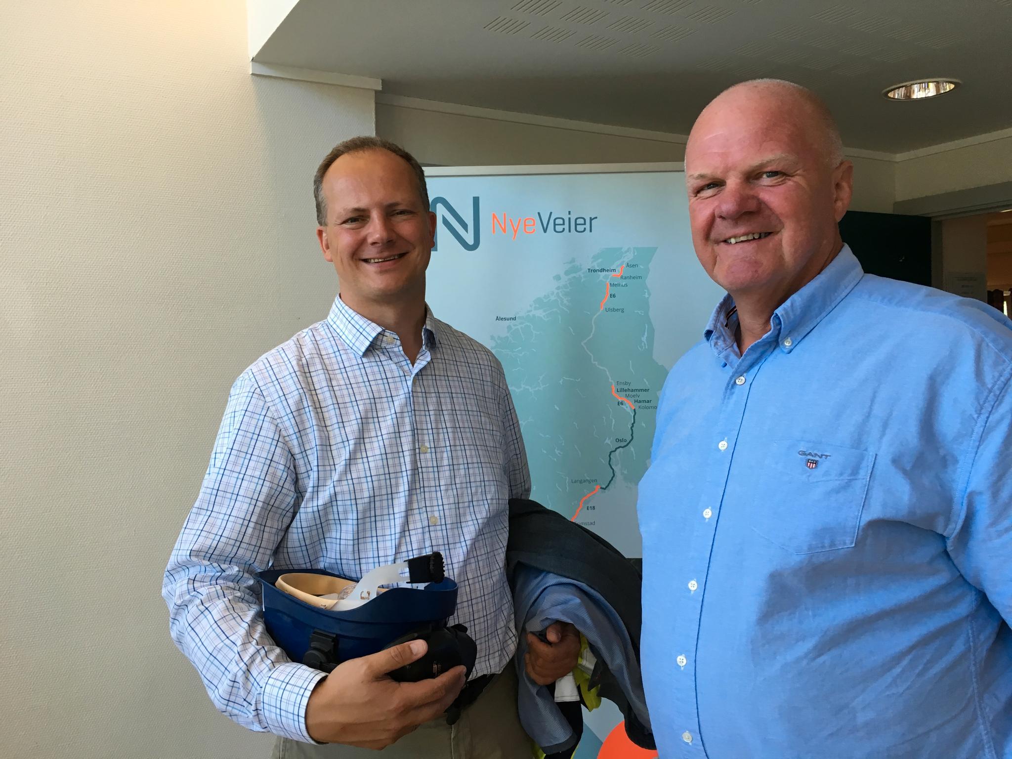 Samferdselsminister Ketil Solvik-Olsen besøkte Nye Veiers prosjektkontor under Arendalsuka sommeren 2016. Her med ordfører i Tvedestrand, Jan Dukene.