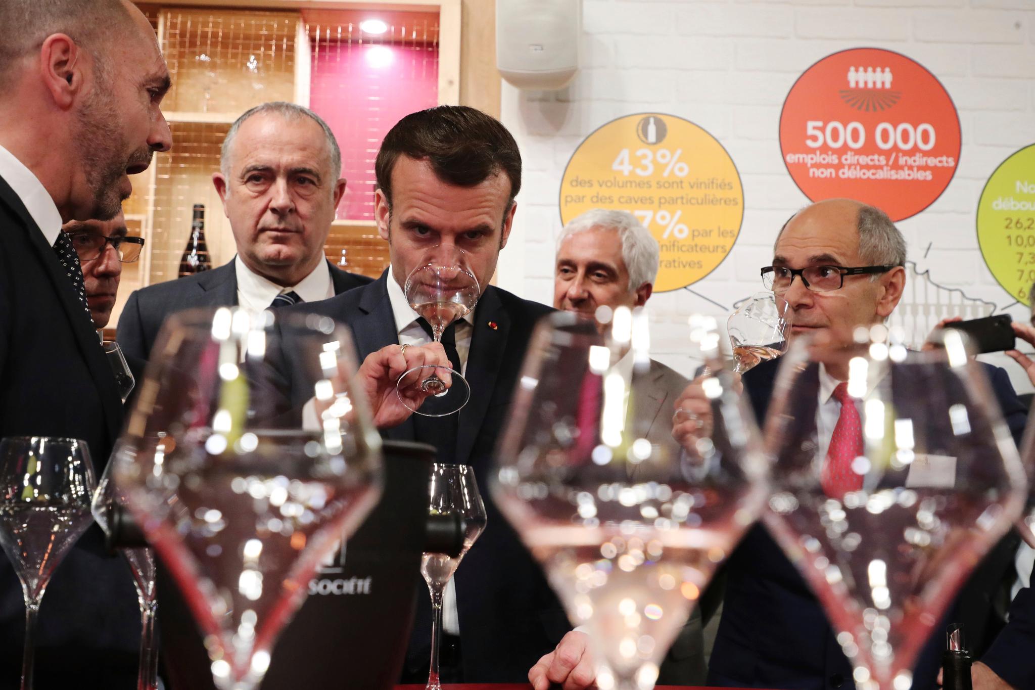 President Emmanuel Macron nyter et glass vin på den store landbruksmessen i Paris. Men ikke alle synes han fortjener såpass.