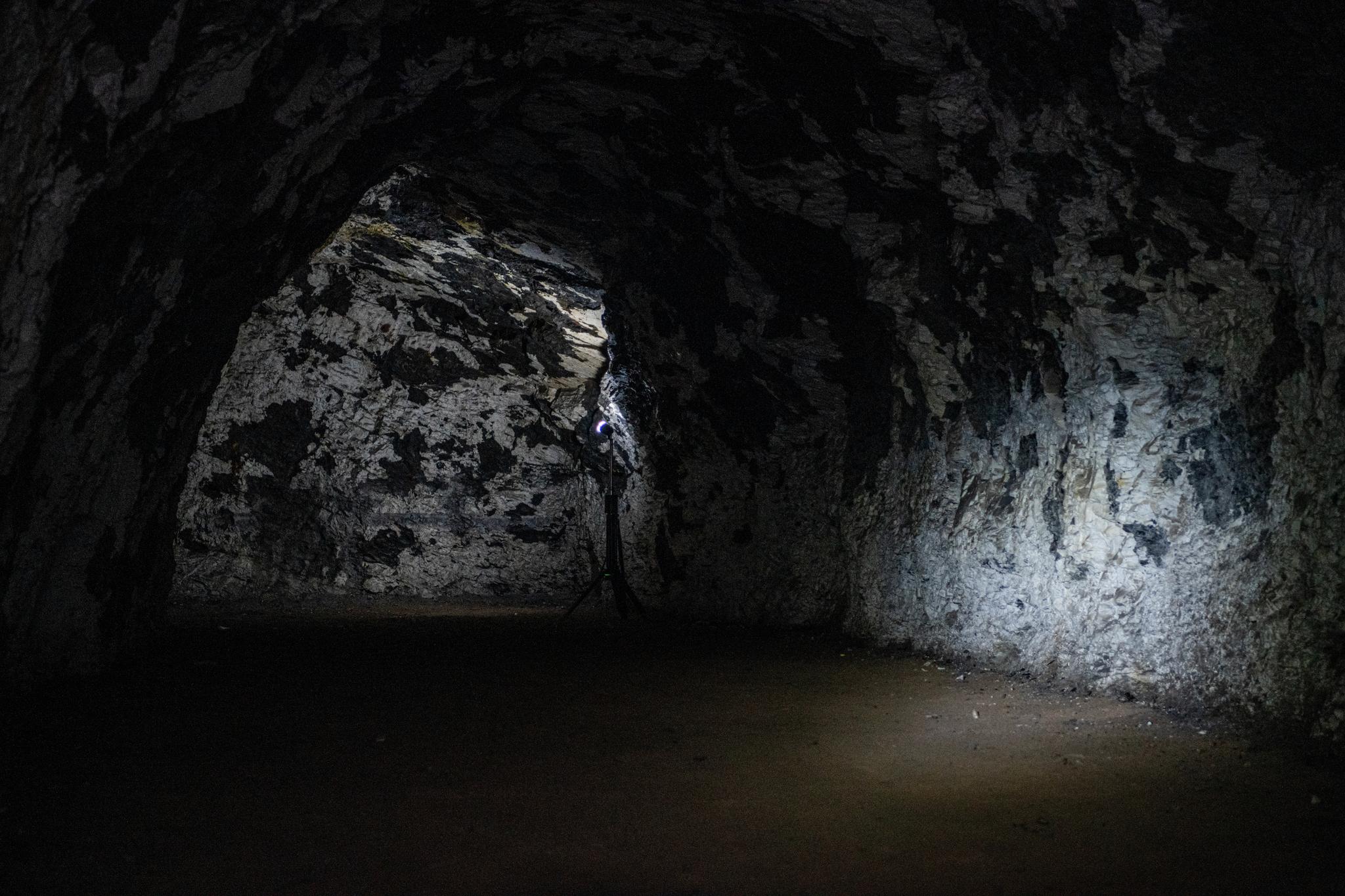 Bunkeren består av en lang hovedgang med flere avstikkere. Det var innerst i grotten aggregatene sto.