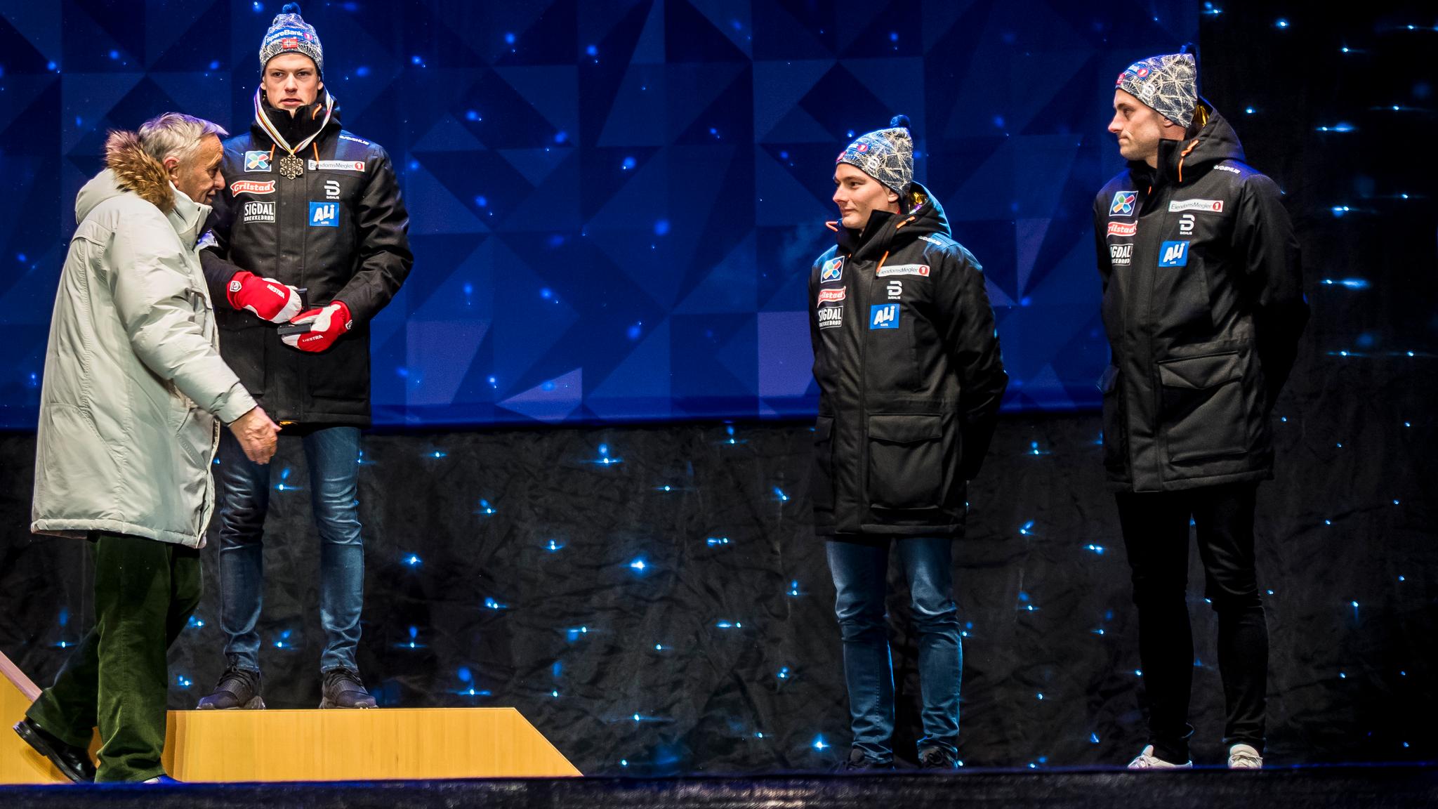 FIKK MEDALJE: Med Finn Hågen Krogh og Petter Northug (til høyre) som tilskuere fikk Johannes Høsflot Klæbo bronsemedaljen utdelt av FIS-president Gian Franco Kasper.
