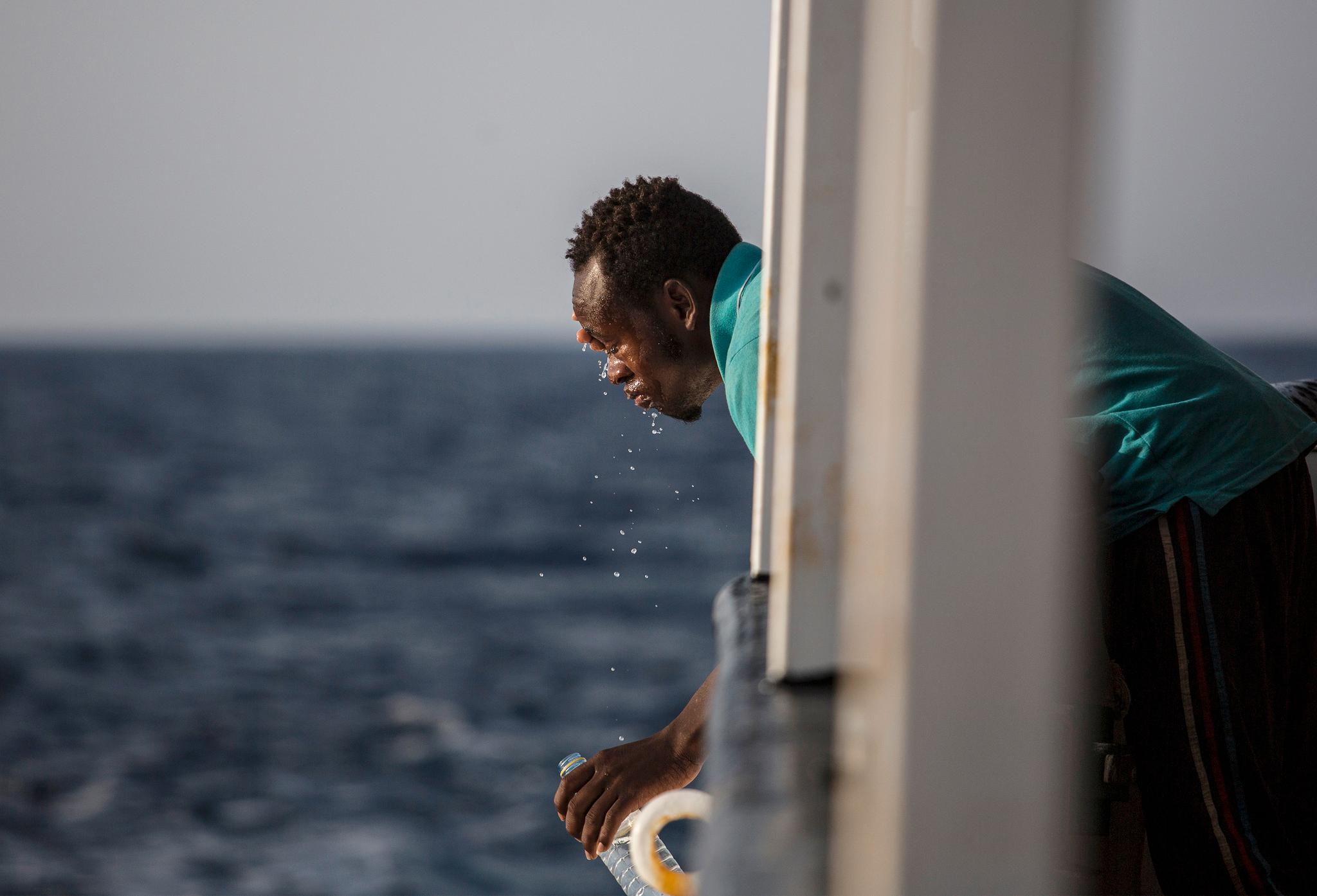 En migrant som ble reddet opp fra vannet søndag, venter på å bli returnert til Libya. 