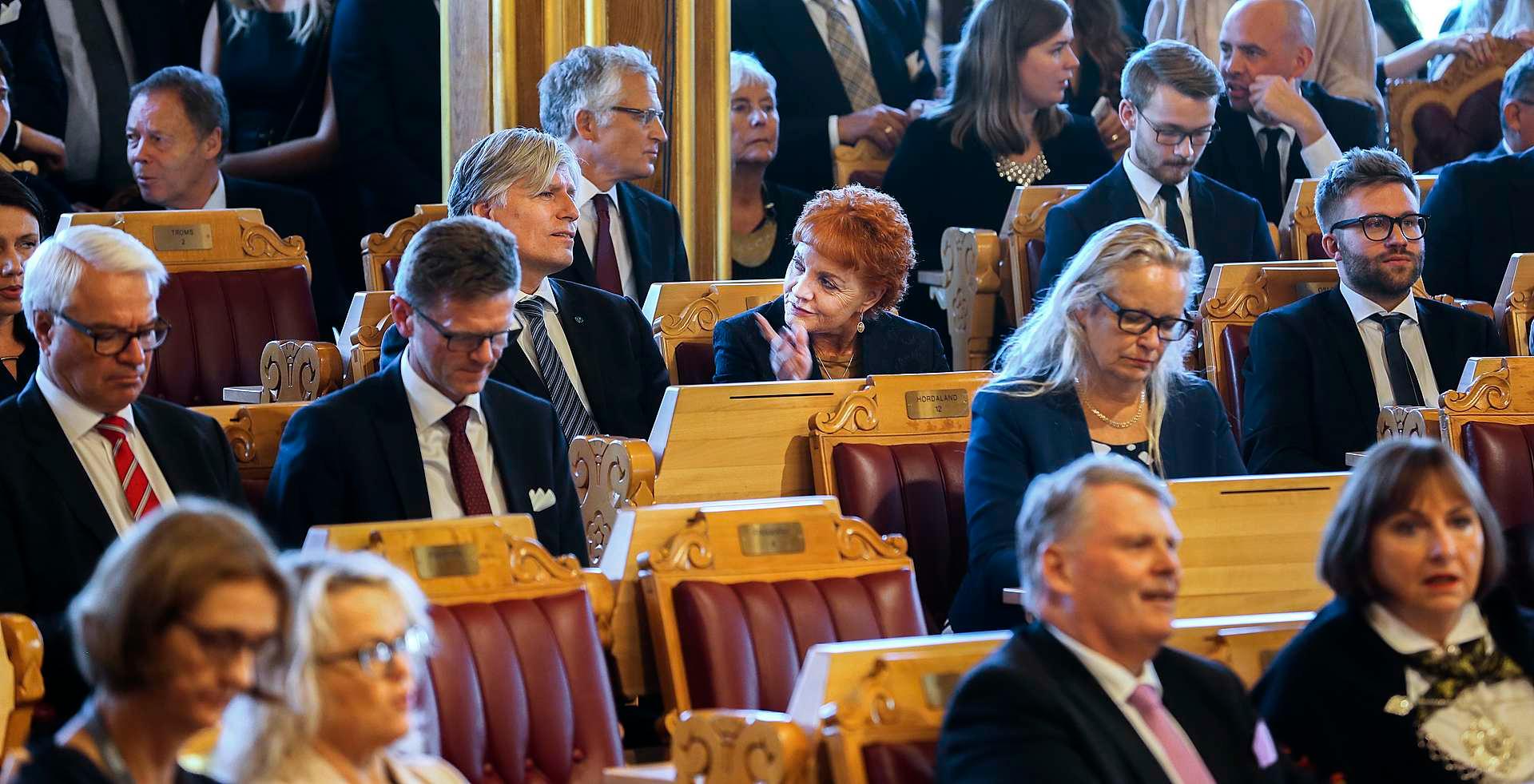 Marit Nybakk har klart den bragden mange mener det er å bli gjenvalgt av Oslo Ap, gang etter gang. Her på Oslo-benken ved siden av Venstre-representanten Ola Elvestuen.