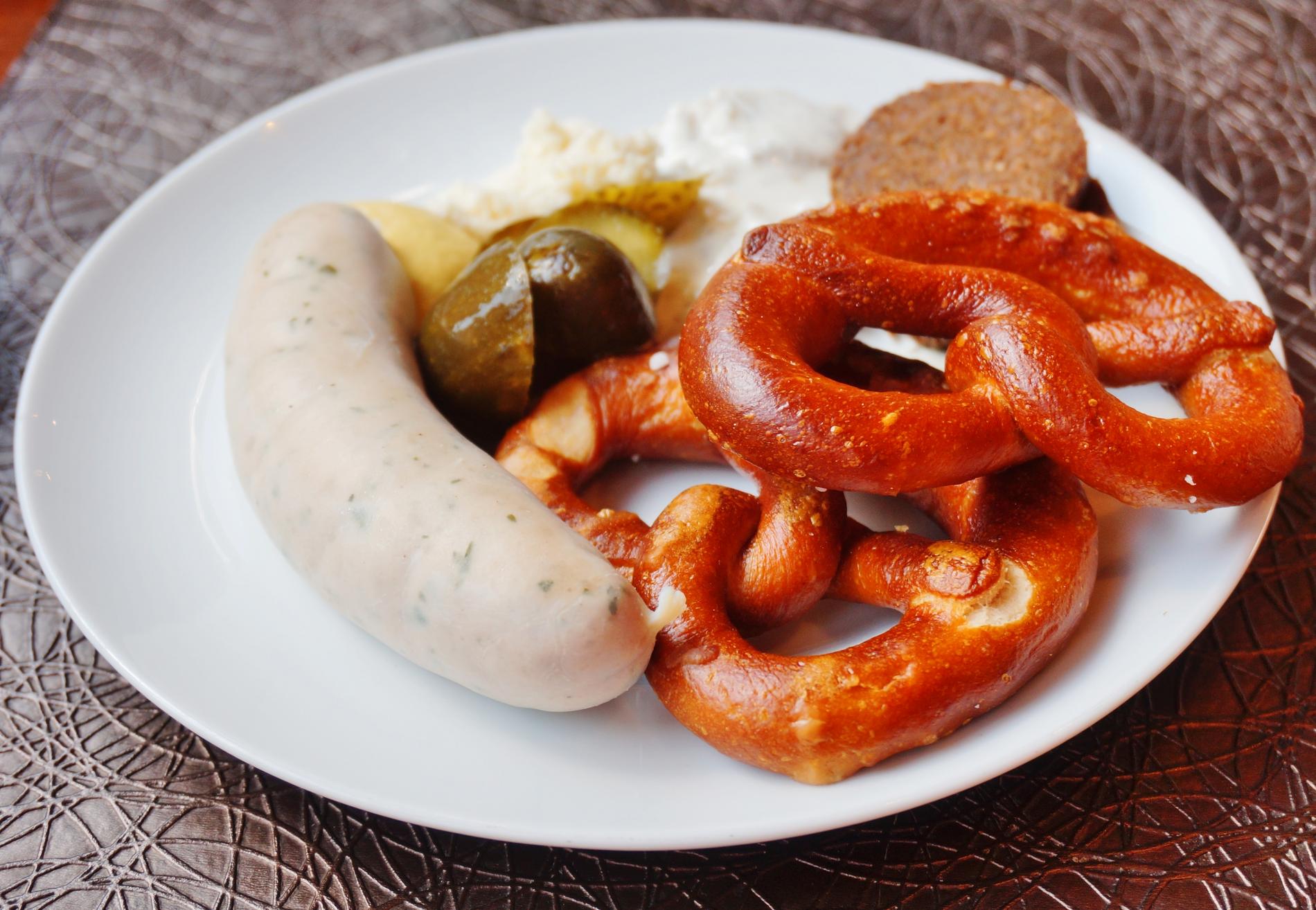 KRAFTKOST: Slik kan en tysk frokost se ut. Men som oftest består den av ost, skinke av en eller annen type og godt brød.