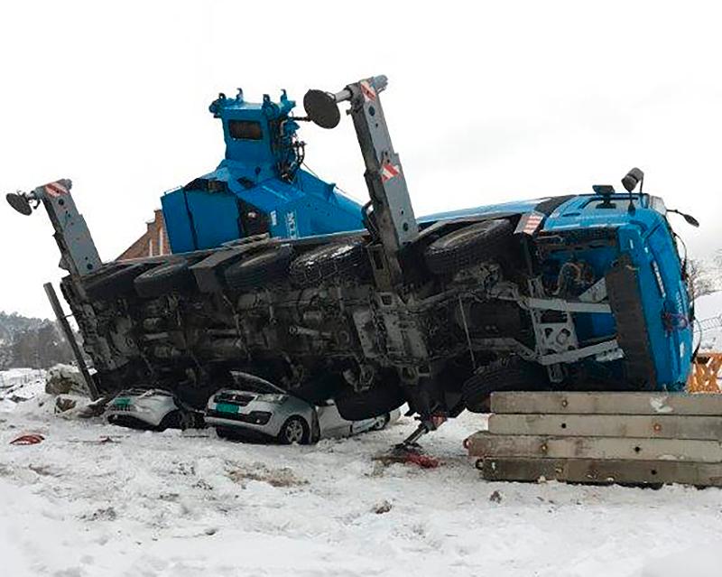 En mobilkran på 100 tonn har veltet i Sande i Vestfold. To varebiler og en lastebil er truffet. Ingen personer er skadet. 