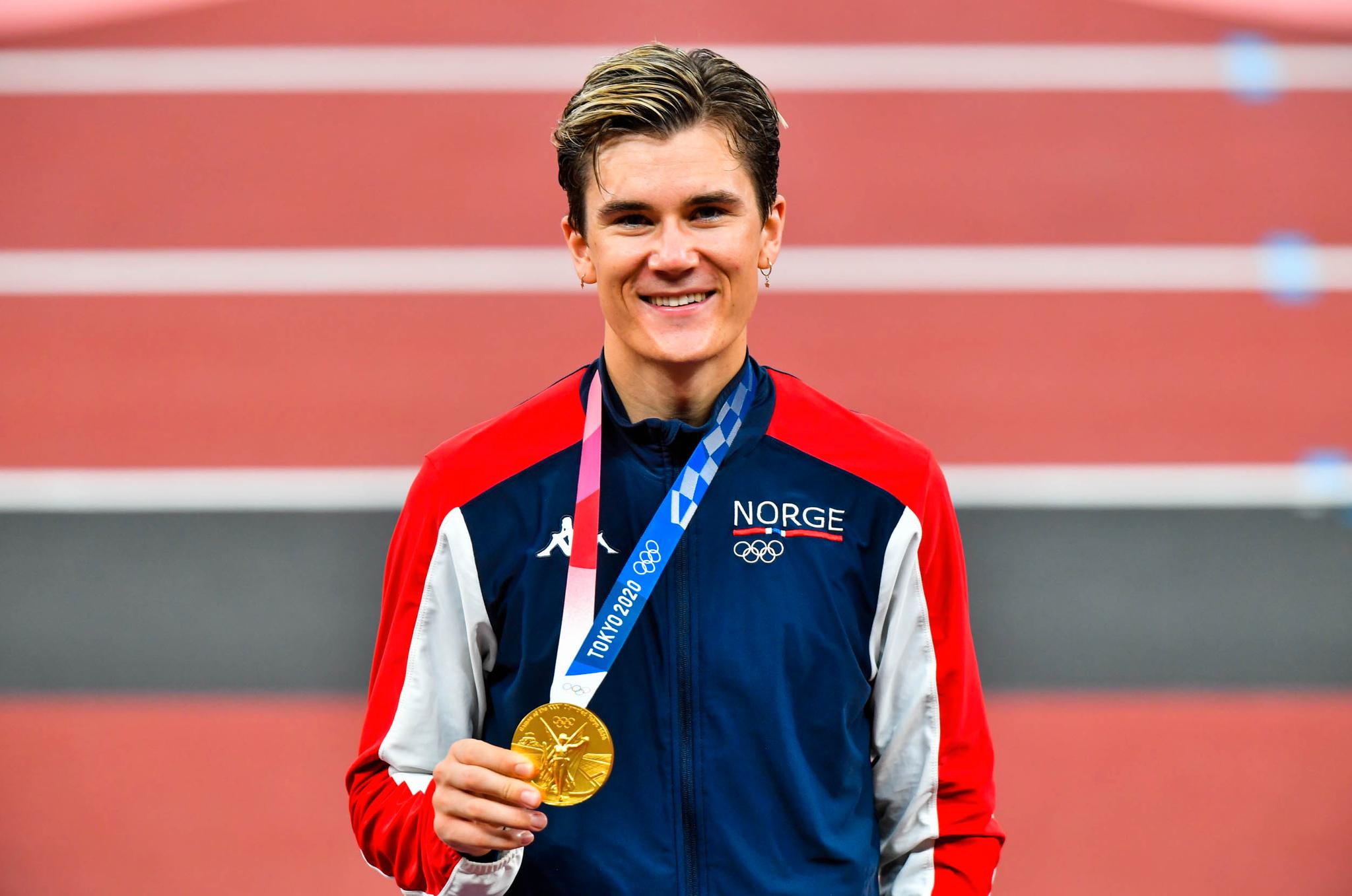 GULLGUTT: Jakob Ingebrigtsen med OL-gullet rundt halsen.