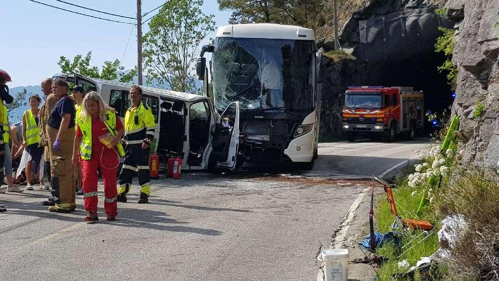 21 personer ble skadet, fem av dem kritisk, etter at en buss og en minibuss kolliderte på fylkesvei 60 ved Staveneset i Stryn i Sogn og Fjordane søndag. 