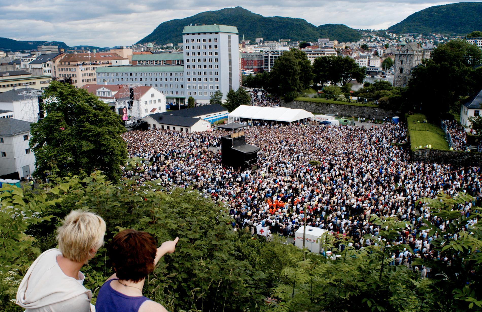 GRATISHAUGEN: Her ser vi utikten fra gratishaugen Sverresborg, like ved Koengen. Bildet er fra da Elton John spilte på Koengen i 2003. 