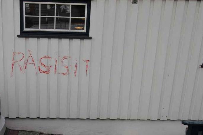 Det ble blant annet skrevet «Rasisit» på boligen til Wara/Bertheussen i desember 2018. Politiet mener det var Bertheussen som skrev dette. Selv nekter hun skyld. 