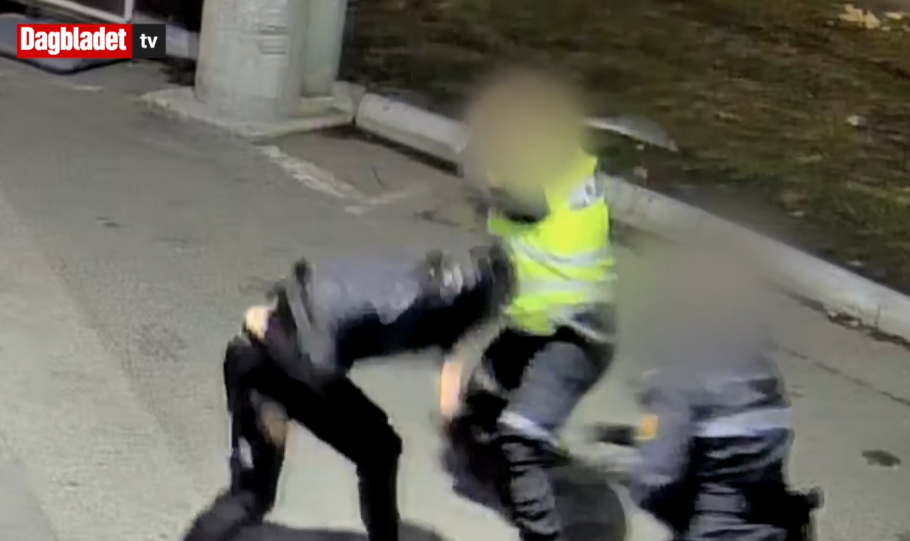 En overvåkingsvideo Dagbladet TV har fått tilgang til, viser en person som blir slått med batong av en politibetjent på Kongsberg.