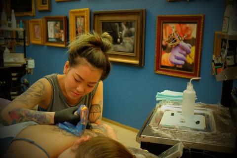 Evie Lee ved Royal Tattoo jobbet frivillig i fjor for å samle inn penger Barnekreftforeningen. Her ved en annen anledning.