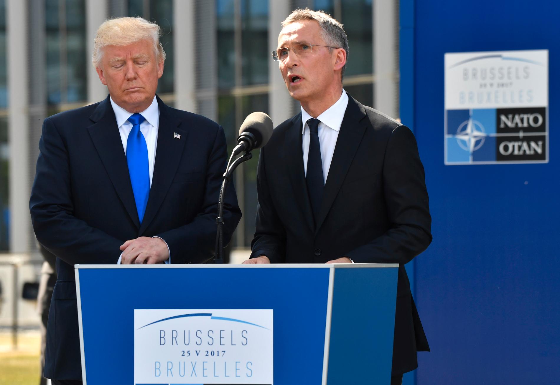 MØTTES: NATOs generalsekretær Jens Stoltenberg og USAs president Donald Trump under avdukingen av et minnesmerke for 11. september utenfor NATOs nye hovedkvarter i Brussel. 