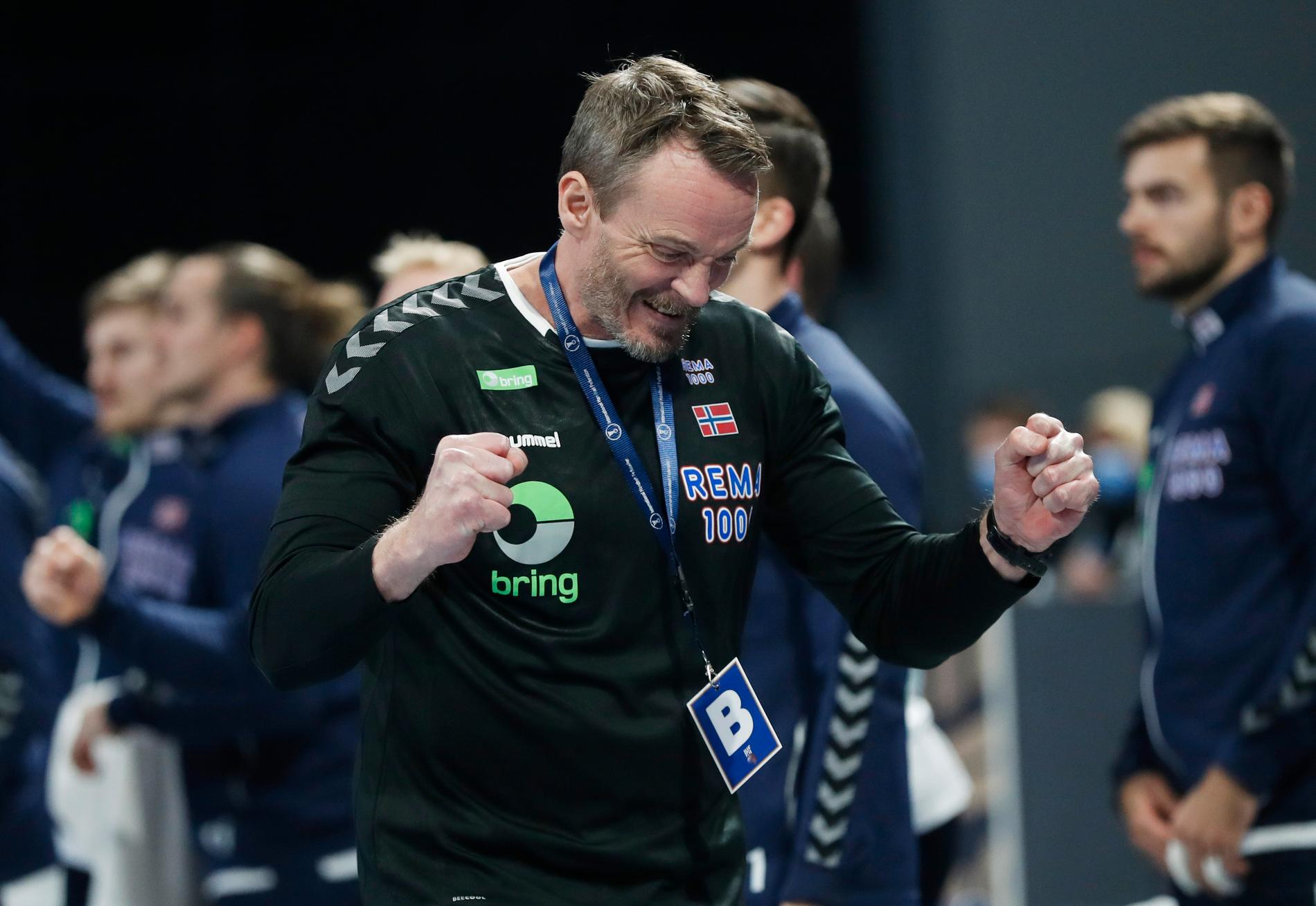 Christian Berge jublet for seier mot Island. Nå kan han også juble for kvartfinaleplass.
