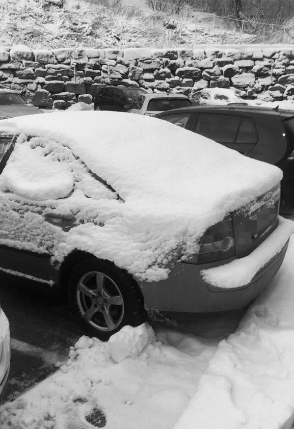 TIDSNØD: – Jeg hadde vanvittig dårlig tid for å rekke jobben, sier bilisten som la ut på veien med snø på de fleste vinduene. Sjåføren innrømmer at det var uansvarlig kjøring. 