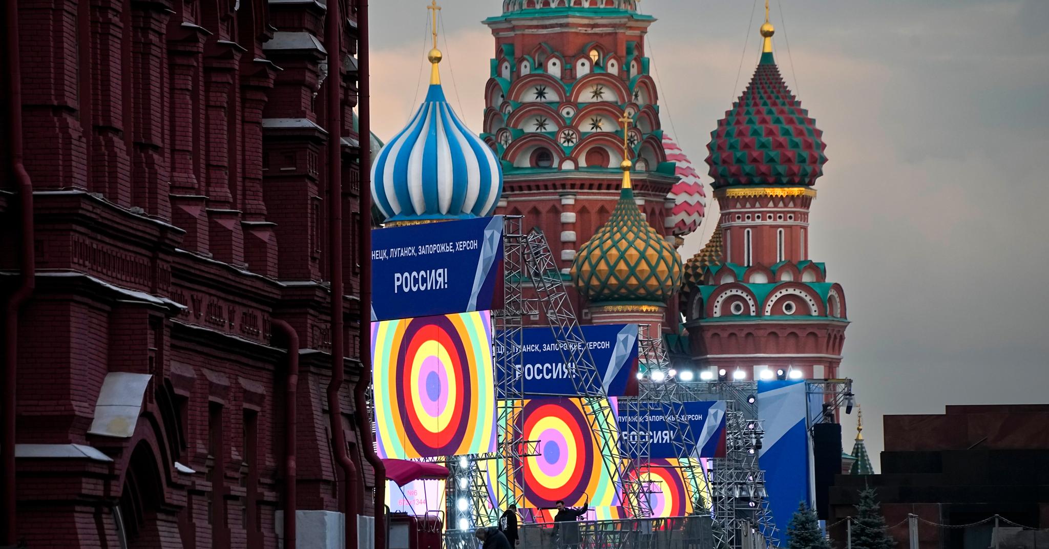 Den røde plass er rigget til konsert og taler fredag. Da skal det feires at Russland i strid med folkeretten har innlemmet deler av Ukraina i Russland. 