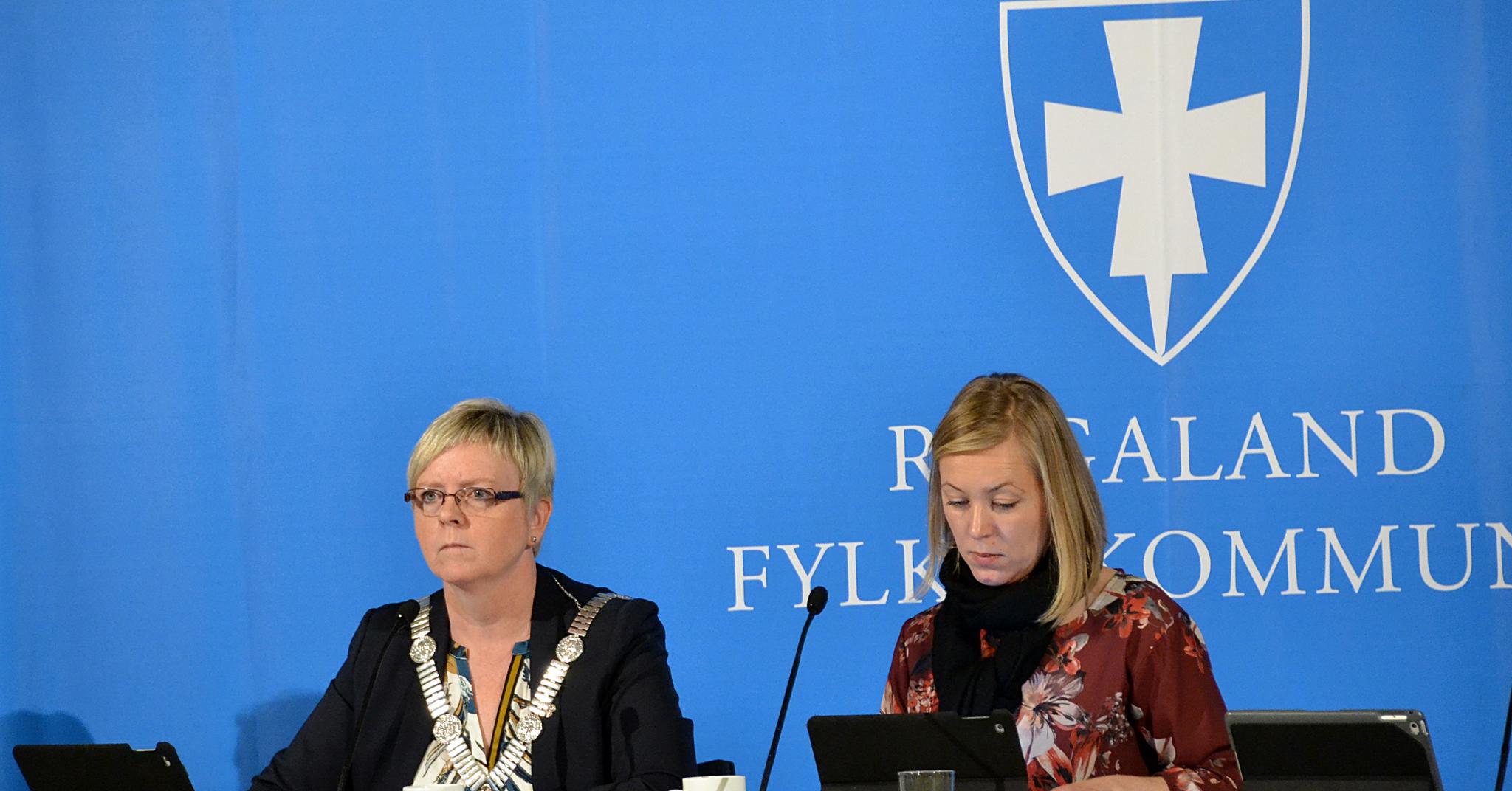 Fylkesordfører Solveig Ege Tengesdal (KrF), til venstre, og fylkesvaraordfører Marianne Chesak (Ap) kan få dekket bompenger til og fra sin daglige jobb i fylkeshuset i Stavanger.   De to har henholdsvis en lønn på over og rett under én million kroner i året.