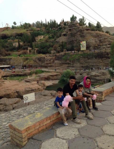 FAMILIEN: Barez (5), pappa Nabaz, Bahez (2) og mamma Bayan.