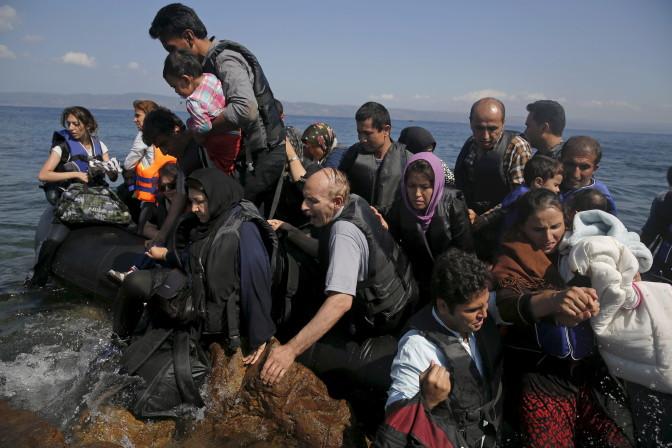 Afghanske flyktninger går i land på øya Lesbos i Hellas. Foto: Scanpix Afghanske flyktninger går i land på øya Lesbos i Hellas. Foto: Scanpix