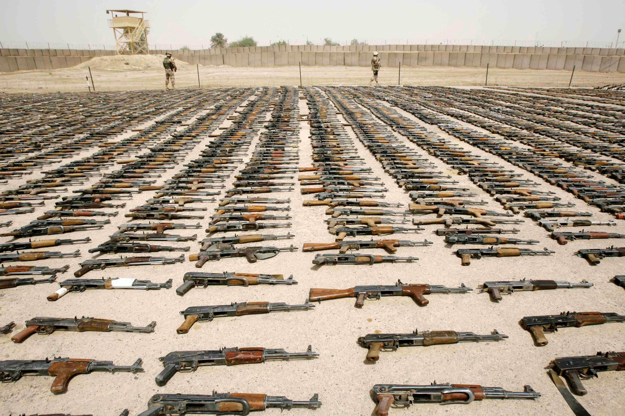 Den irakiske hæren viser fram våpen som er beslaglagt i operasjoner mot militante grupper i Bagdad i sommer. 