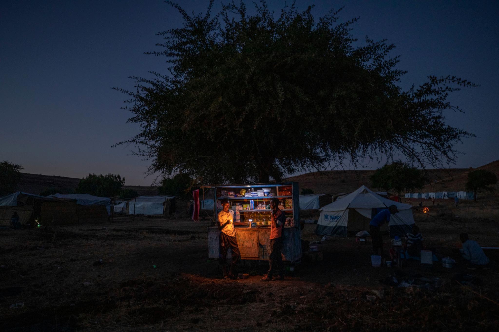 Tusenvis av mennesker fra Tigray-regionen er nå tvunget på flukt til nabolandet Sudan. Disse forsøker å livnære seg ved å selge ting fra en provisorisk kiosk i Umm Rakouba-leiren i Sudan. 