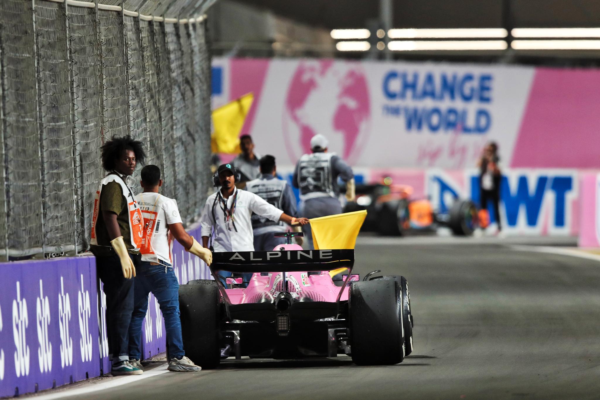 DOUBLE TROUBLE: Det gikk ikke mange sekundene mellom Fernando Alonso og Daniel Ricciardos (bakerst i bildet) motorsvikt i Saudi-Arabia.
