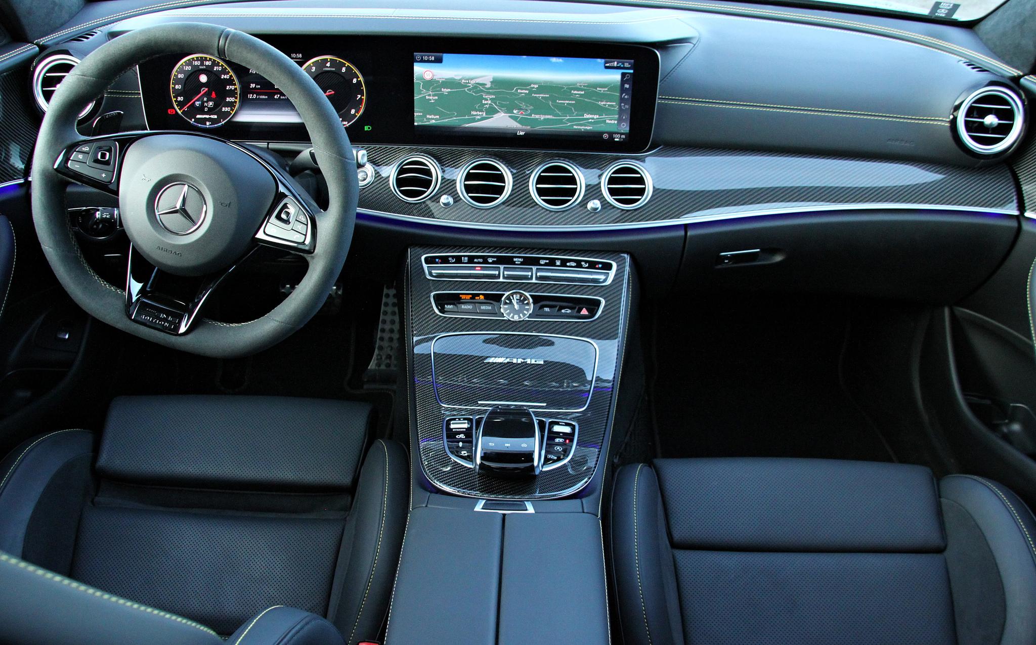 MODERNE: Interiøret i dagens, store, Mercedes-modeller er veldig bra. Det store digitale skjermene er både elegante og svært enkle i bruk.