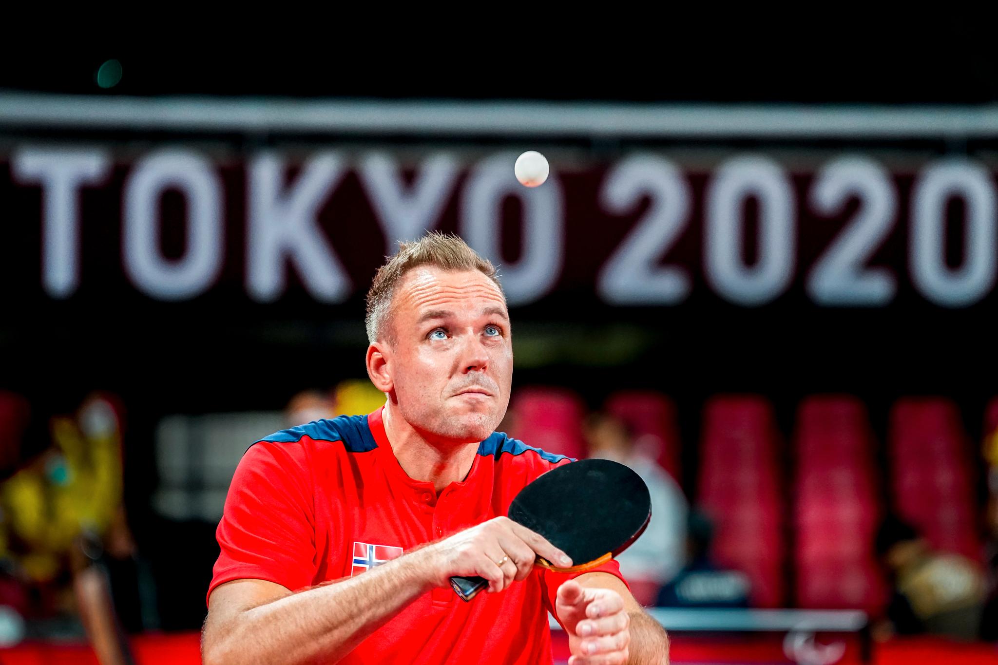 I VERDENSTOPPEN: Tommy Urhaug har vunnet både gull og bronse i Paralympics. Nå gleder han seg til å teste de nye racketene.