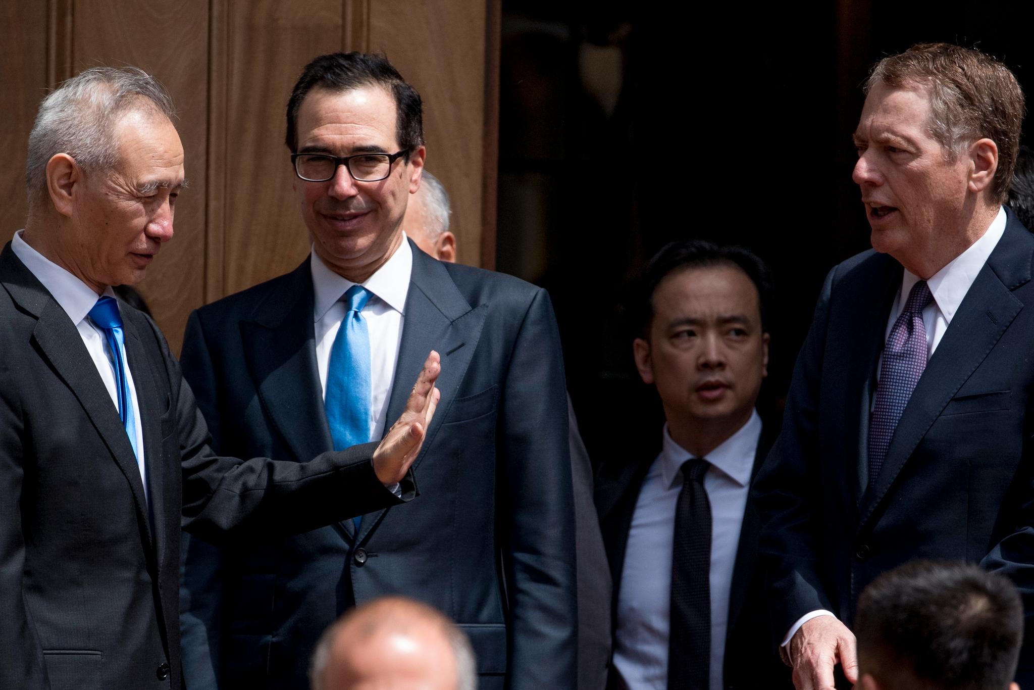 Kinas visestatsminister Liu He (t.v.), USAs finansminister Steven Mnuchin og den amerikanske handelsrepresentanten Robert Lighthizer etter fredagens forhandlingsmøte i Washington. 