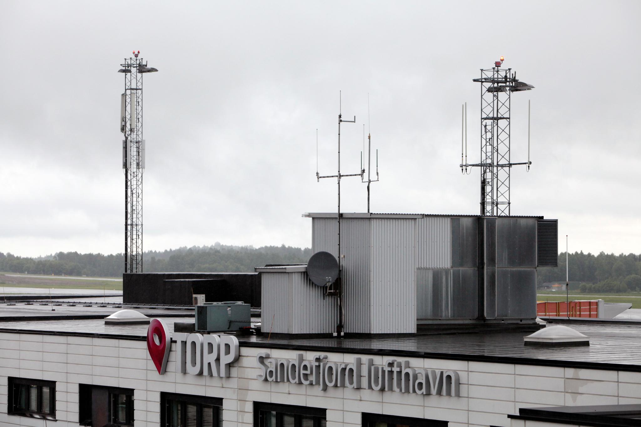 Mann var full og truende om bord på fly – innbrakt til arresten