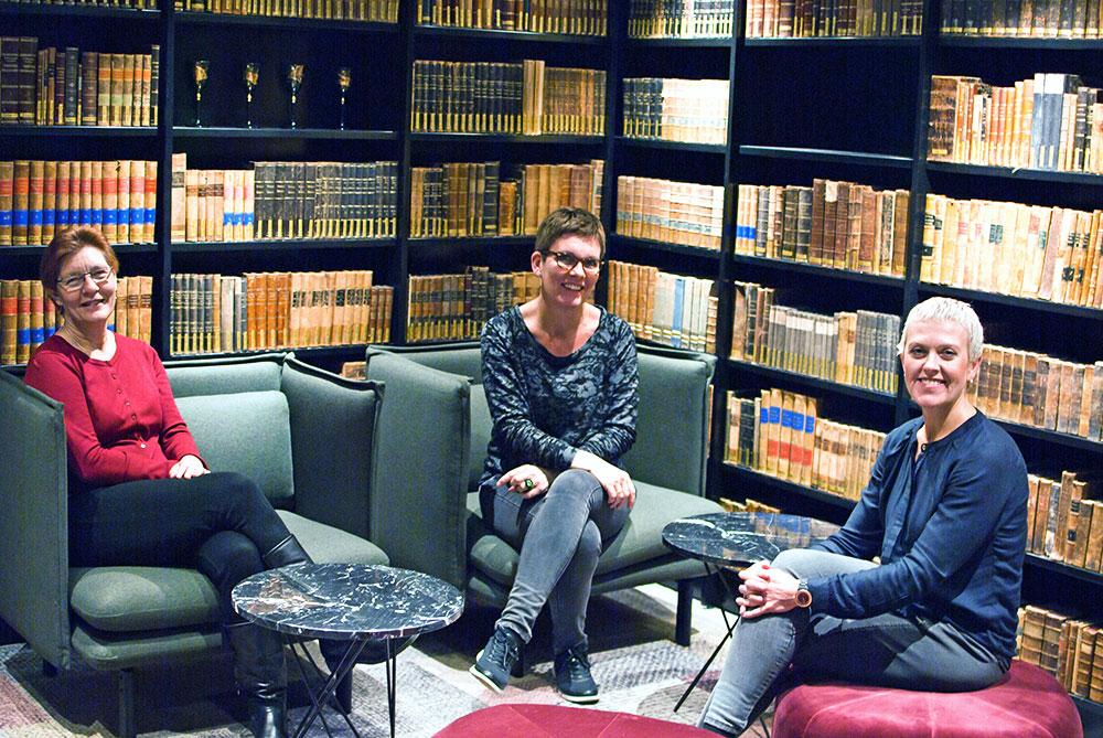 Bibliotekdirektør Gitte Kolstrup,  Kjersti Hettervik og Anne Beth Våga i den nye delen av Universitetsbiblioteket. Her kommer det 7000 nye bøker som er flere hundre år gamle.