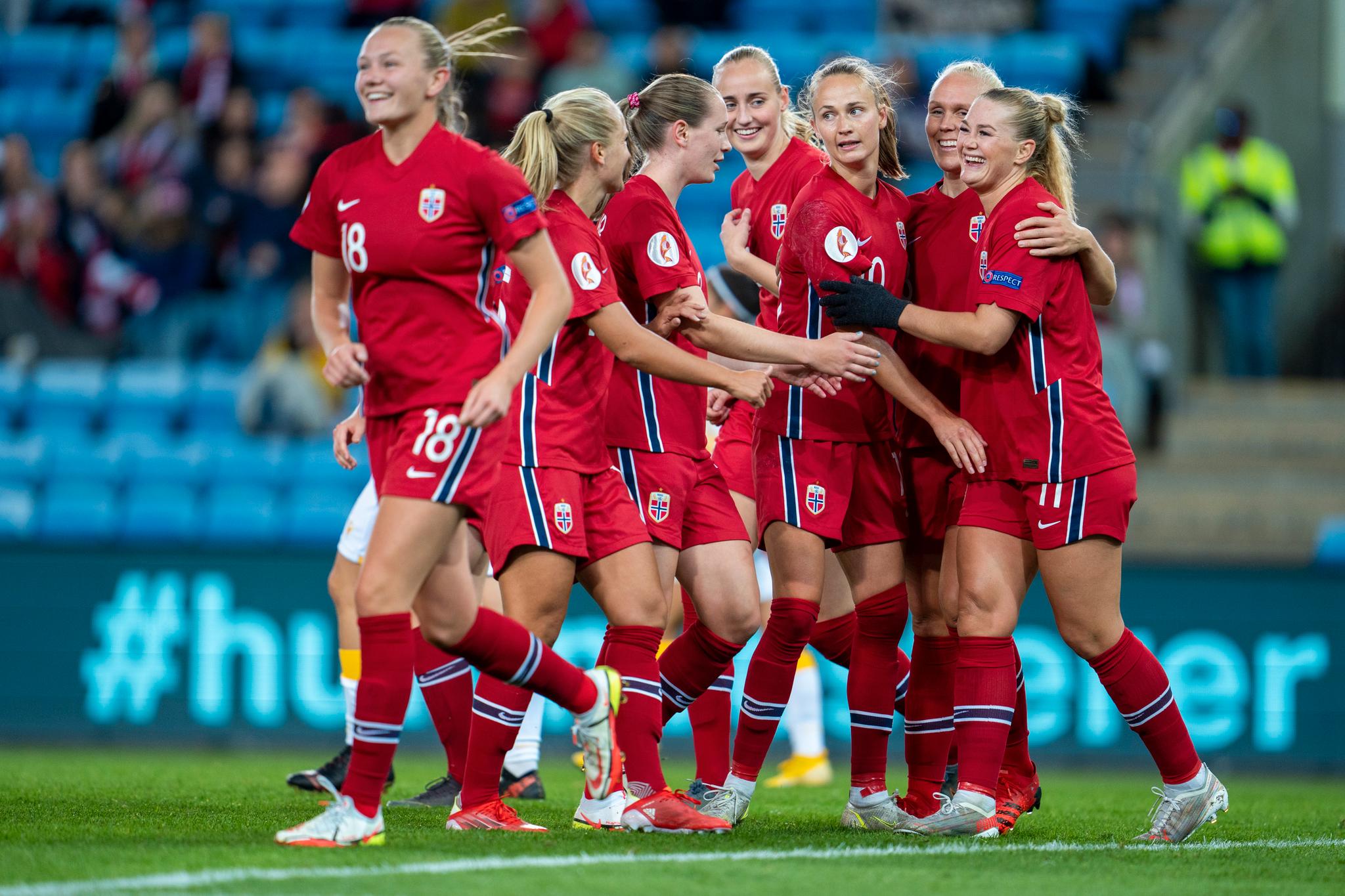 Норвегия прогноз. Ирландия женщины. Чемпионат по футболу женщины Норвегии и Северной Ирландии счет. Ведущие матч. Будапешт матчи евро 2022.