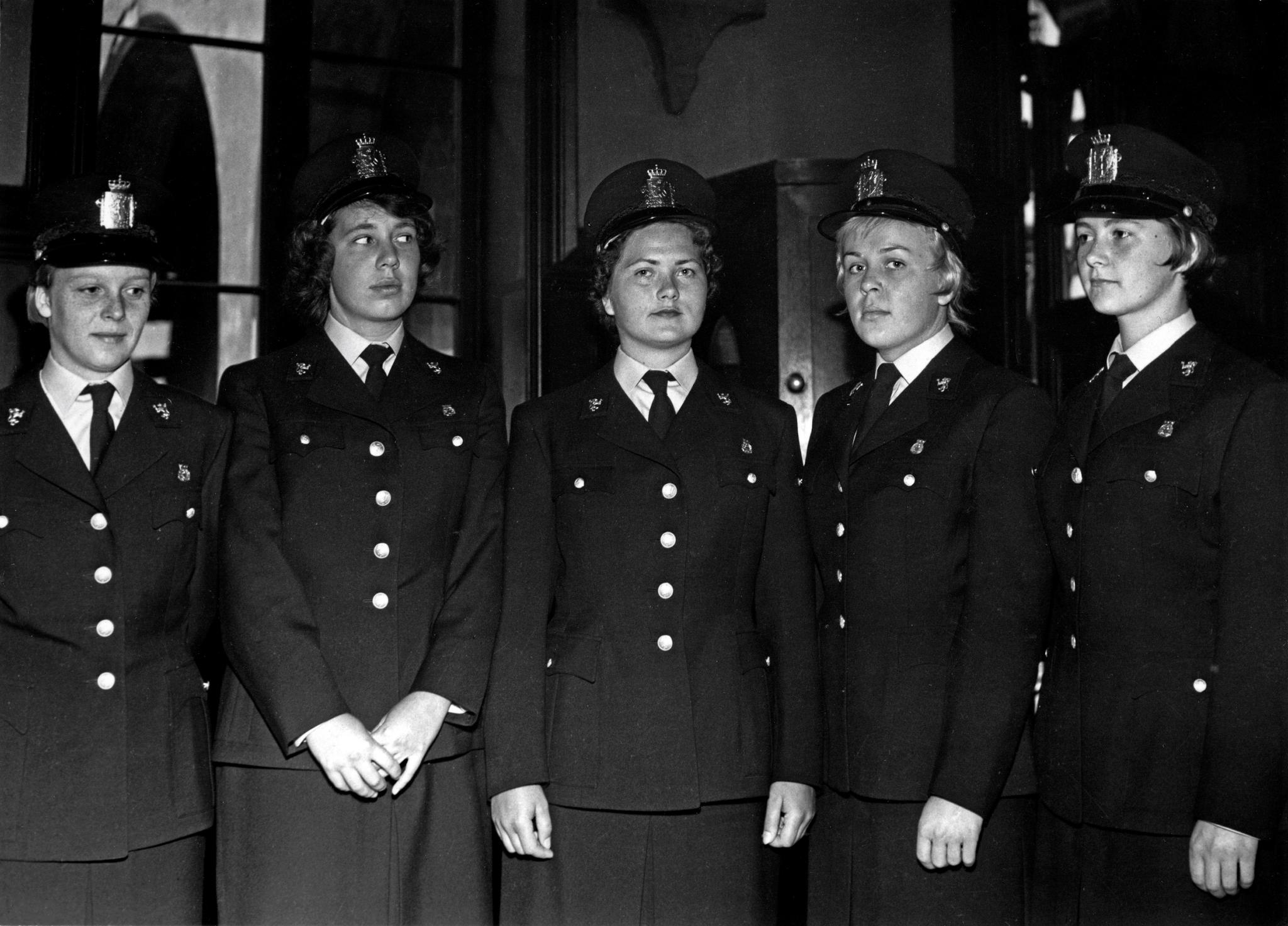 Svært mye har skjedd siden dette bildet ble tatt: I 1958 ble kvinner likestilt med menn ved ansettelse i politiet. Det første kull kvinnelige politifolk ble uteksaminert ved Politiskolen i Oslo 1959. Her  fra v. Mette Gahr, Grete Kristmoen (født Thoresen), Solveig Rasmussen (født Bjørndal), Marit Lien (født Haugen) og Sidsel Heyn.